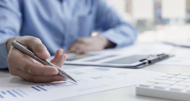 Why Did Boeing (NYSE:BA) Plunge 10.69% After a Wider Loss?