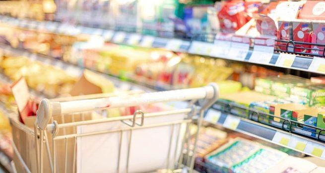 Costco Wholesale (NASDAQ:COST) Rises as Membership Model Anchors Valuation Amid Market Volatility
