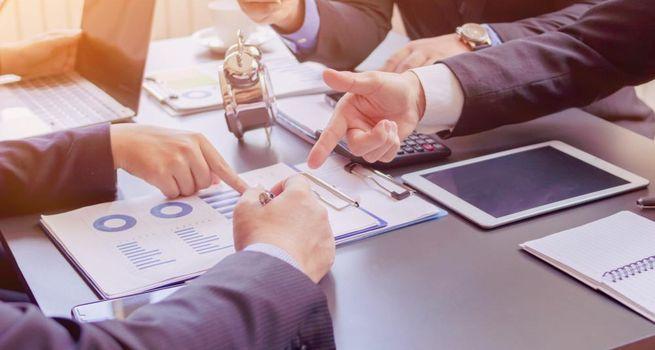 Strategy (NASDAQ:MSTR) Drops 9% as Bitcoin-Linked Volatility Hits the Stock Again
