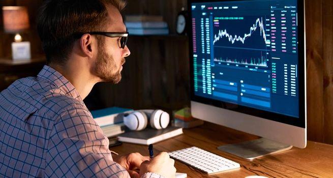 US Sector Momentum Analysis: Energy Accelerates as Tech Leadership Fades