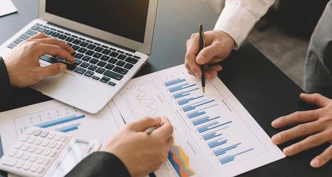 Kohl's (NYSE:KSS) Edges Lower Today as Heavy Short Interest Meets a Raised Full-Year Outlook