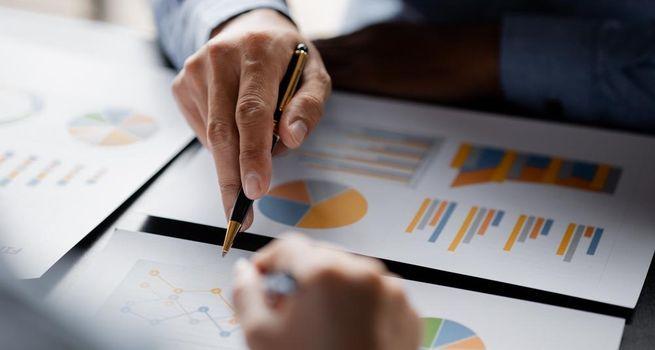 Home Depot (NYSE:HD) Slips While Analyst Targets Sit Above the Price