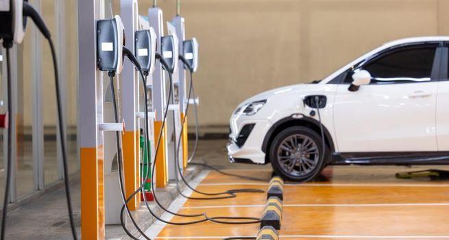 Li Auto (Nasdaq: LI; HKEX: 2015) Cuts Q2 2025 Delivery Outlook to 108,000 Vehicles Amid Sales System Upgrade