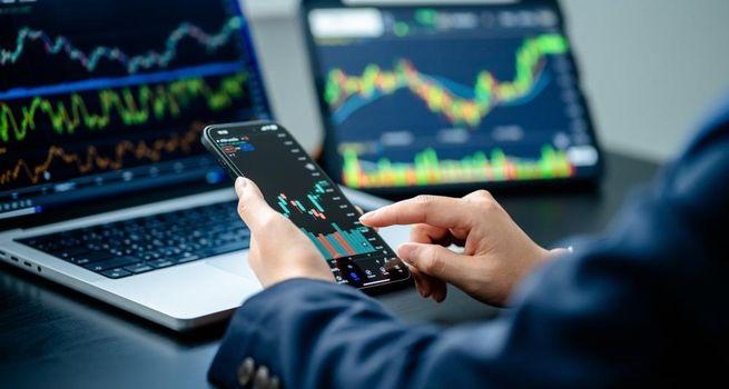 US Sector Momentum Analysis: The Solitary Tech Anchor and the Fractured Growth Triad