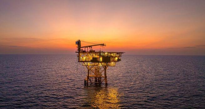 Strait of Hormuz Reopening Prospect Hammers Oil Tanker Stocks as Iran Supply Returns to Market