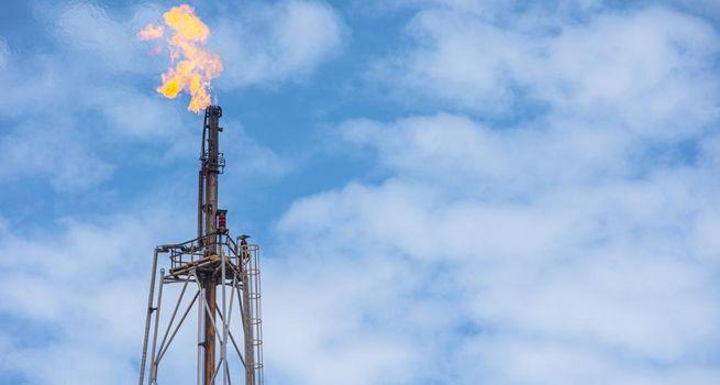 US Natural Gas Futures Hover Near One-Week Low as Supply Builds and Mild Weather Dampen Demand Outlook