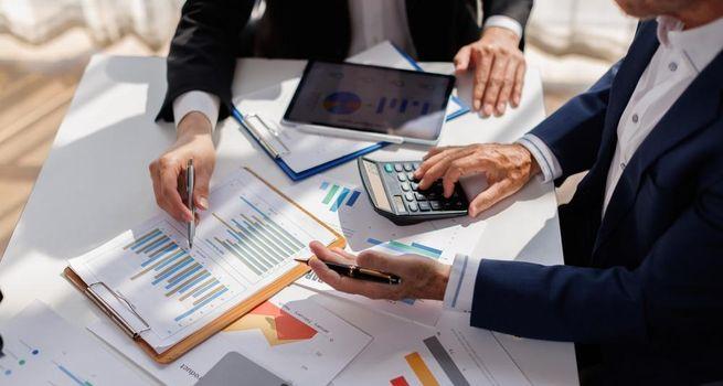 Can NXP Semiconductors (NASDAQ:NXPI) Meet a USD 4.12 EPS Estimate on October 27?