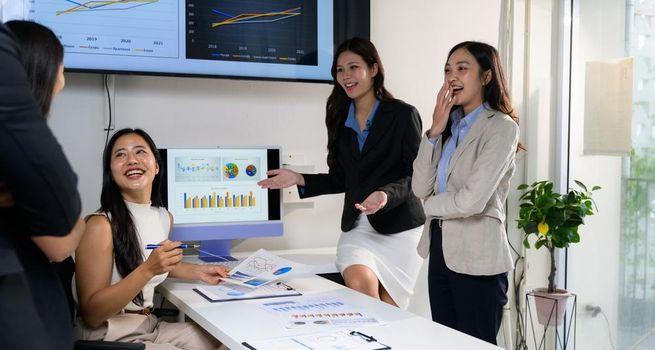 What Is Behind TransUnion (NYSE:TRU) Earnings: Raised EPS Outlook, a $1 Billion Buyback Boost and Falling Mortgage Inquiries?
