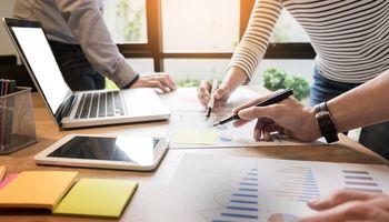 How a Higher Brokerage Target Keeps Eli Lilly (NYSE:LLY) Edging Up Ahead of the Open After a Blockbuster Quarter