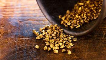 Gold Prices Slip to Two-Week Low as Dollar Gains Strength