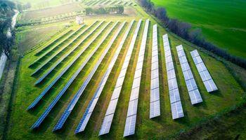 SM Energy (NYSE:SM) Stabilizes After Oil Market Weakness Triggers Sector-Wide Selloff
