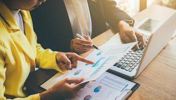 Enphase Energy (NASDAQ: ENPH) Stock Sinks as Solar Sector Headwinds Deepen Amid Weak Demand Outlook