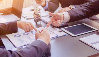 Strategy (NASDAQ:MSTR) Drops 9% as Bitcoin-Linked Volatility Hits the Stock Again