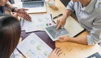Charles Schwab Corporation (NYSE:SCHW) Rises 1.38% as Large-Cap Financial Story Stays in Focus