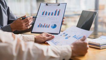 Chipotle Mexican Grill (NYSE: CMG) Stays in Focus as Restaurant Stocks Face Fresh Market Pressure