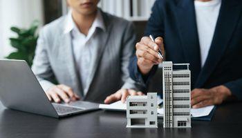 Prologis, Inc. (NYSE:PLD) Falls 0.40% as PLD's Warehouse-REIT Story Stays on Watch
