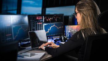 Western Digital’s Sandisk Unit Surges 4400% on AI Boom, Analysts Urge Profit-Taking