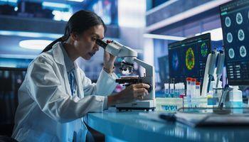 UnitedHealth Group (NYSE:UNH) Falls 1.6% as Structural Pressures and Regulatory Scrutiny Sustain Institutional Scepticism
