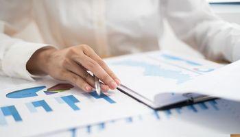 Revenue Recognition Under IFRS 15 and ASC 606: How Companies Manipulate Growth Metrics and Why Investors Monitor Cash Flow