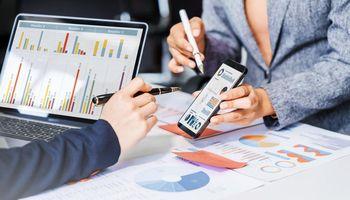 Cash Burn Rate in 2025: How Investors Assess Startup Survival, Capital Efficiency, and the Path to Profitability