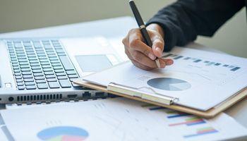 Why Micron Technology (NASDAQ:MU) Is Falling Again Pre-Market as Memory-Peak Fears Trump SanDisk's Blowout